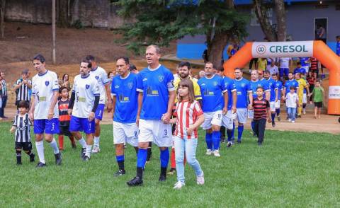 Grandes nomes do passado do futebol se reúnem em partida solidária em Iúna