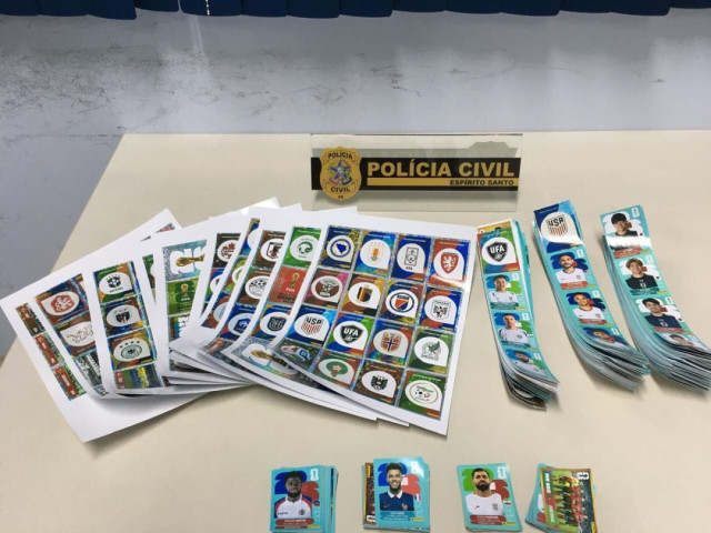 DP de Guaçuí apreende mais de mil figurinhas da Copa com indícios de falsificação