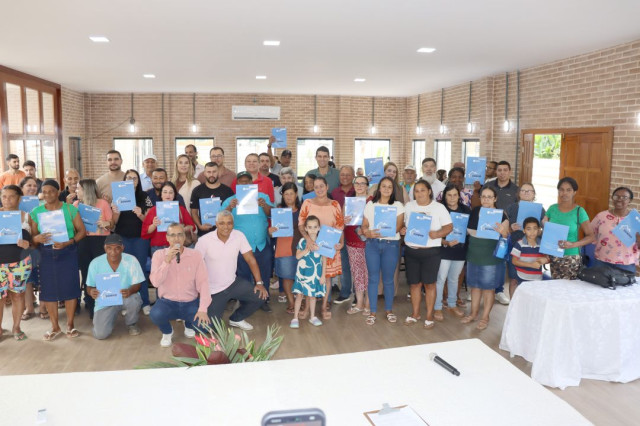 Ibitirama entrega 33 escrituras do projeto de Regularização Urbana