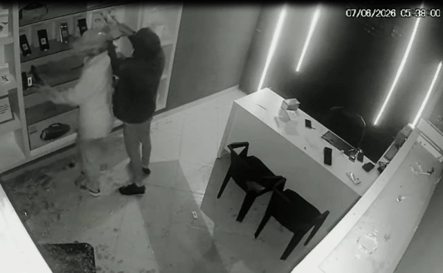 Veículo furtado é usado para arrombar loja de celulares em Santa Clara - Ibatiba