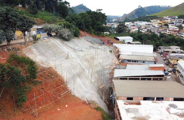 Obras de contenção de encosta em Ibitirama ultrapassam 50% de execução