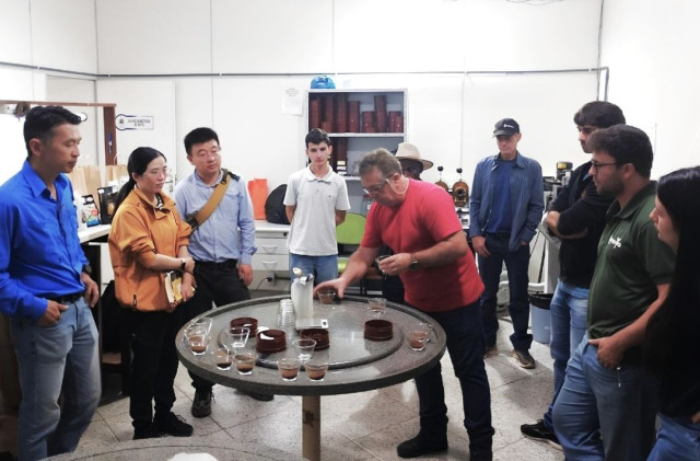 Pesquisadores chineses conhecem produção de cafés especiais em Muniz Freire