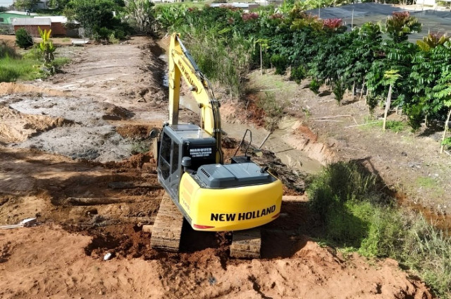Limpeza de córrego e obras de manutenção de estradas avançam em Dores do Rio Preto