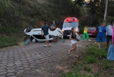 Carro cai de área elevada próximo ao Cristo Redentor em Guaçuí
