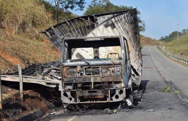 Incêndio atinge caminhão na ES-181 em Alegre