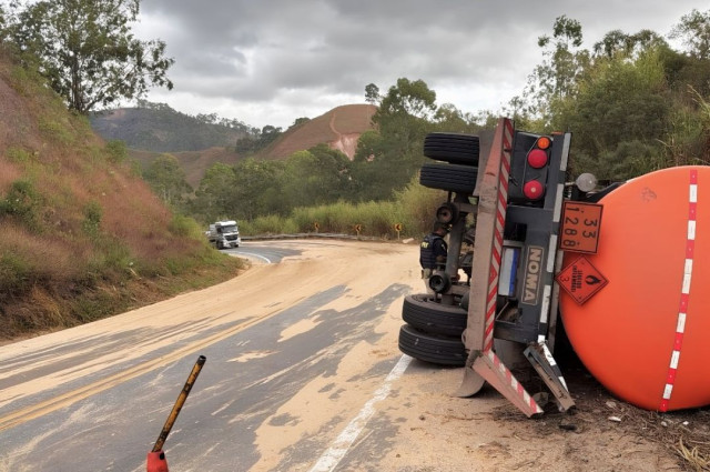 Trânsito é liberado na BR-262 em Ibatiba após tombamento de caminhão-tanque