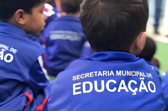 Alunos de Dores do Rio Preto começam a receber novos uniformes escolares
