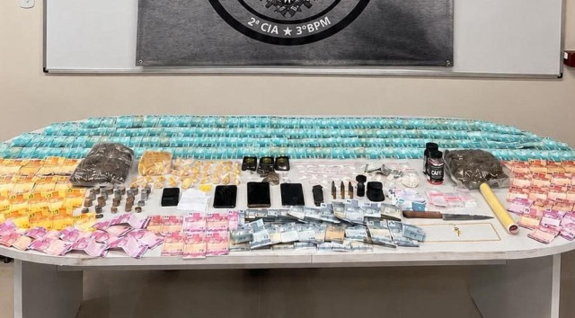 PM apreende mais de 2,5 quilos de drogas e quase R$ 22 mil em Guaçuí