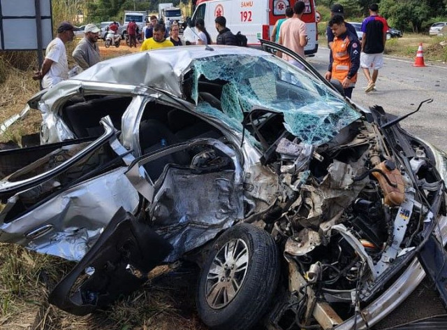 Carro fica destruído após colisão com caminhão na BR-262