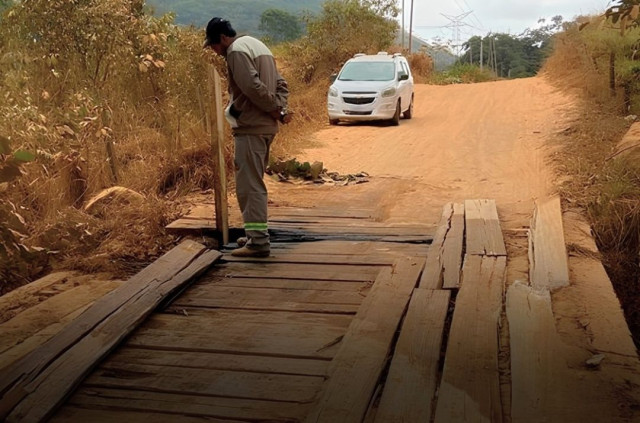 Defesa Civil de Iúna interdita ponte de Terra Corrida para veículos pesados