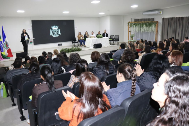 Seminário debate tecnologia e inclusão na educação em Dores do Rio Preto