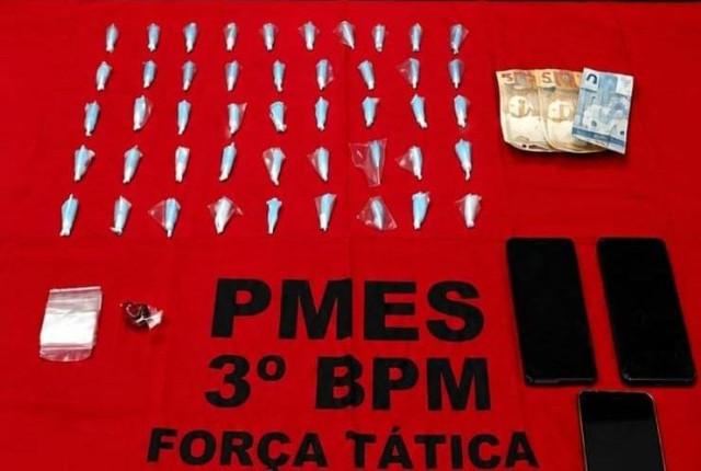 PM apreende drogas e conduz três suspeitos à delegacia em Alegre