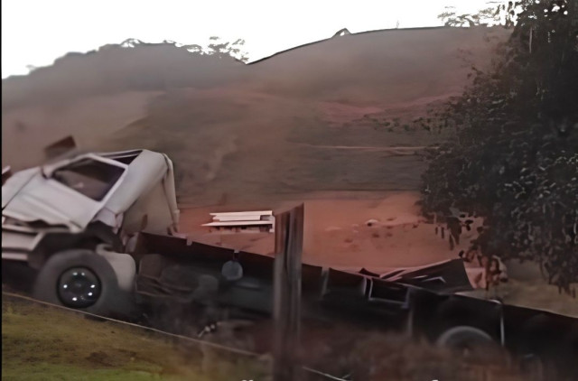 Vídeo: Caminhão carregado com calcário tomba entre Ibatiba e Lajinha