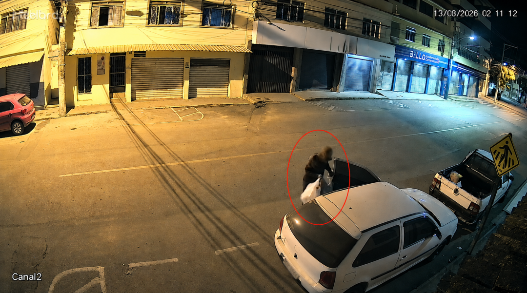 Câmera de segurança registra homem encapuzado entrando em veículo estacionado no bairro Quilombo, em Iúna.