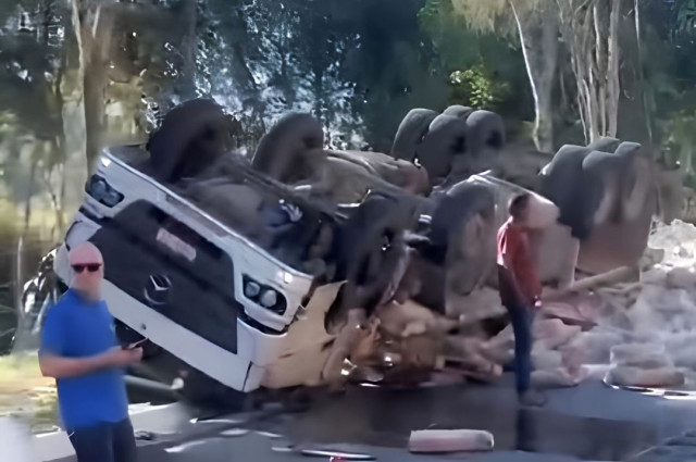 Caminhão carregado de cimento tomba na ES-482 entre Celina e Alegre no Caparaó