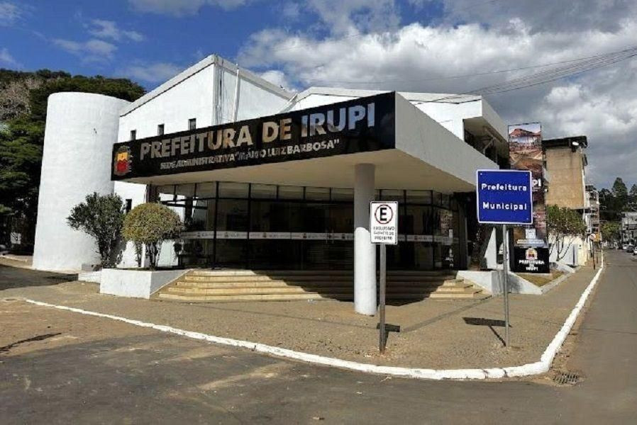 Fachada da Prefeitura Municipal de Irupi, com o prédio público e a identificação da administração municipal em destaque.