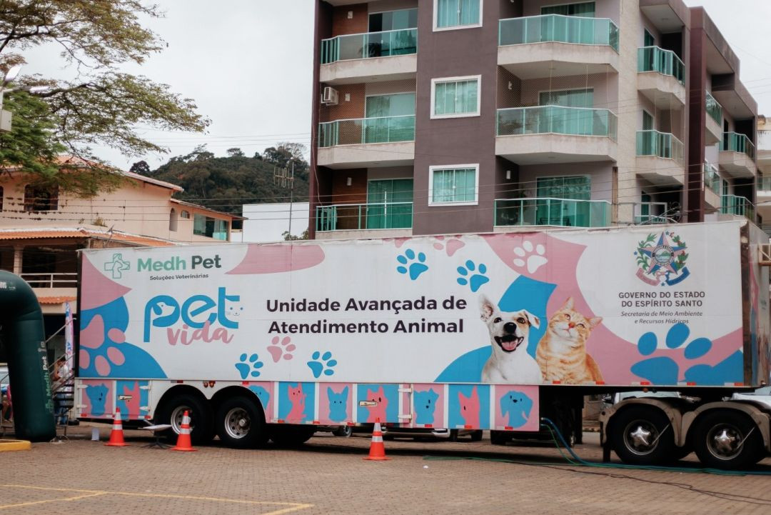 Unidade móvel do programa Pet Vida, um caminhão adaptado na cor branca e rosa com a inscrição 