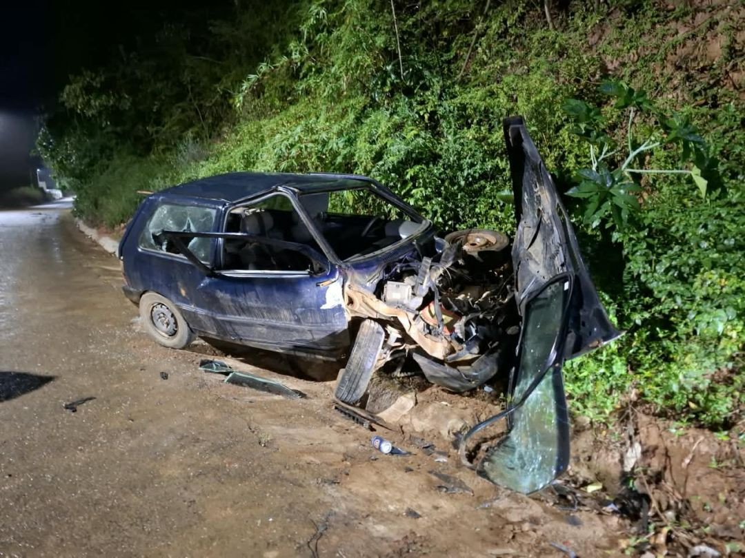 Fiat Uno com a parte dianteira destruída após acidente de trânsito em São Pedro de Rates, distrito de Guaçuí.