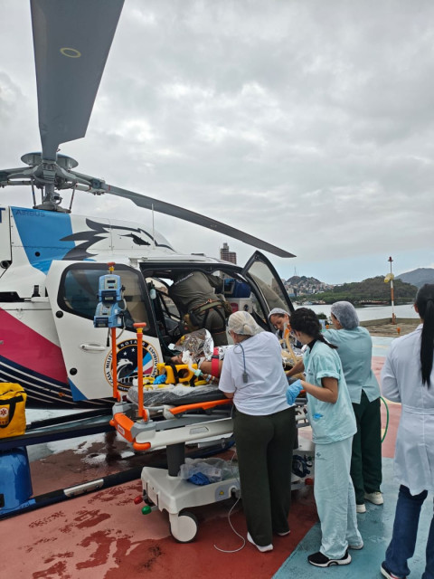 Equipe do NOTAER realiza atendimento aeromédico a motociclista de 27 anos transferido após acidente de trânsito em Ibatiba.