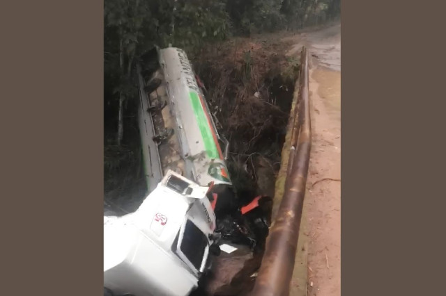 Vídeo: Caminhão de combustível cai em córrego perto de Santa Marta em Ibitirama