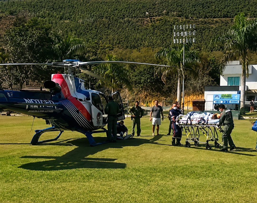 Equipes do Corpo de Bombeiros, Samu e NOTAER atuam no resgate de funcionária ferida após acidente com moedor de carne em Brejetuba.